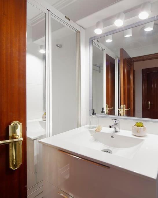 Apartamento Maura 2 Dormitorios 奥维耶多 外观 照片